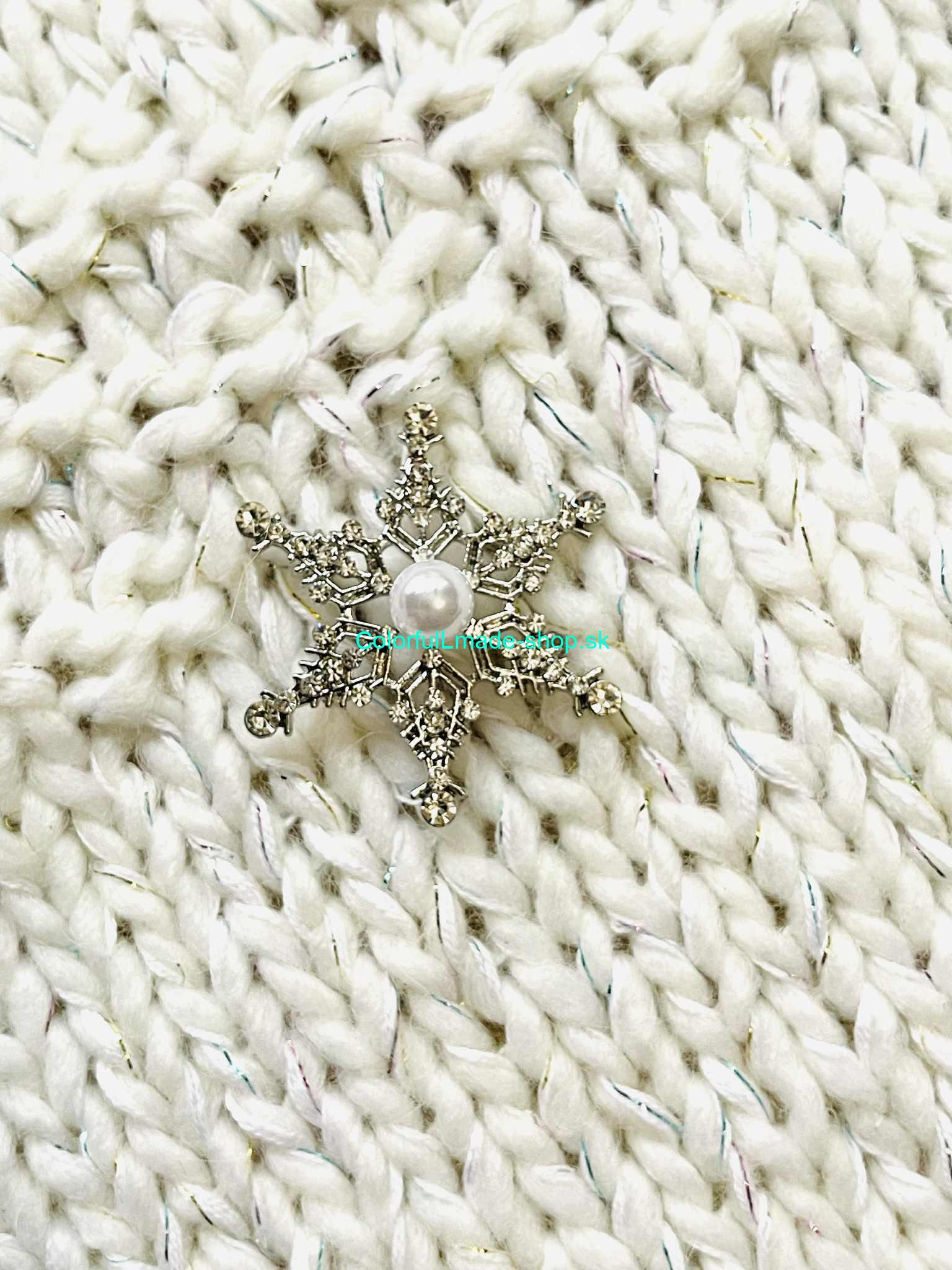 Brošňa vločka - strieborná s kamienkami a perlou