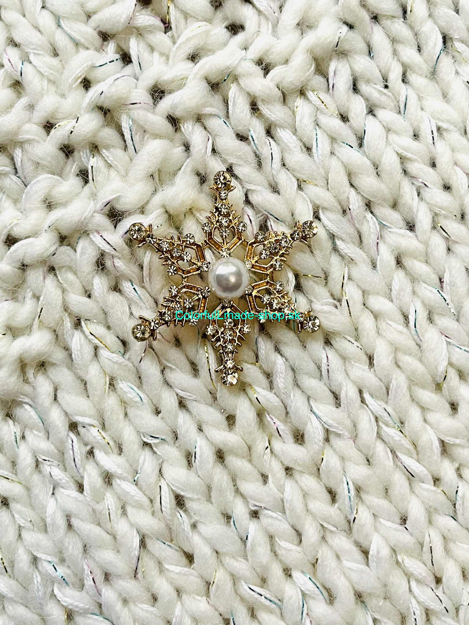 Brošňa vločka - zlatá s kamienkami a perlou
