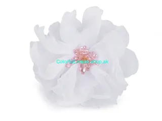 Brošňa kvet s brúsenými korálkami Ø10 cm v krabičke - biela